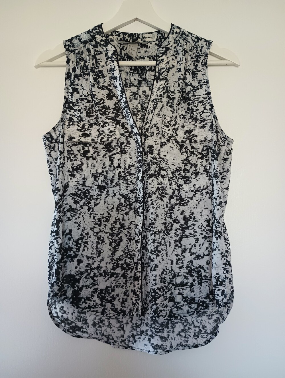 Sleeveless Gray/Black and White Patterned V-Neck Blouse
